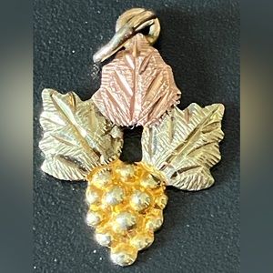 Vintage 10K Black Hills Gold
Two-Tone Flower /Leaf Pendant
